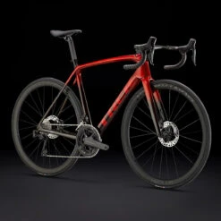 Trek ÉMONDA SLR 7 DISC Ultegra Di2 Vélo Route - 2023 - Metallic Red Smoke To Red Carbon Smoke -Velo Lemonde Boutique emondaslr7 23 35487 e portrait 1324659