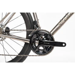 Falkenjagd Vélo Titane - ARISTOS R SPEEDGRAVEL - Shimano 105 Di2 - 2023 -Velo Lemonde Boutique falkenjagd aristos r speedgravel di2 02 1527921