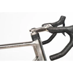 Falkenjagd Vélo Titane - ARISTOS R SPEEDGRAVEL - Shimano 105 Di2 - 2023 -Velo Lemonde Boutique falkenjagd aristos r speedgravel di2 07 1527914