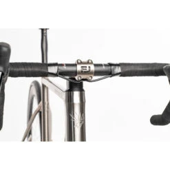 Falkenjagd Vélo Titane - ARISTOS R SPEEDGRAVEL - Shimano 105 Di2 - 2023 -Velo Lemonde Boutique falkenjagd aristos r speedgravel di2 12 1527918