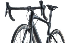 BMC ROADMACHINE TWO - Vélo Route En Carbone - 2023 - Carbon / Metallic Grey -Velo Lemonde Boutique roadmachine two detail 02 1410905