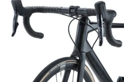 BMC ROADMACHINE TWO - Vélo Route En Carbone - 2023 - Carbon / Metallic Grey -Velo Lemonde Boutique roadmachine two detail 03 1410906