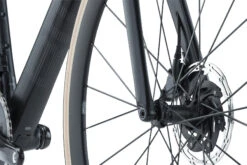 BMC ROADMACHINE TWO - Vélo Route En Carbone - 2023 - Carbon / Metallic Grey -Velo Lemonde Boutique roadmachine two detail 05 1410908