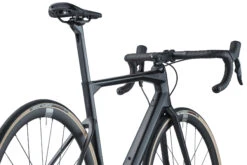 BMC ROADMACHINE TWO - Vélo Route En Carbone - 2023 - Carbon / Metallic Grey -Velo Lemonde Boutique roadmachine two detail 07 1410910