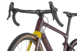 BMC Vélo Gravel Carbone - URS 01 THREE - 2023 - Prune / Blanc -Velo Lemonde Boutique urs 01 three detail 06 1412775