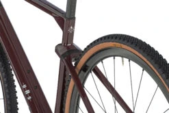 BMC Vélo Gravel Carbone - URS 01 THREE - 2023 - Prune / Blanc -Velo Lemonde Boutique urs 01 three detail 11 1412766